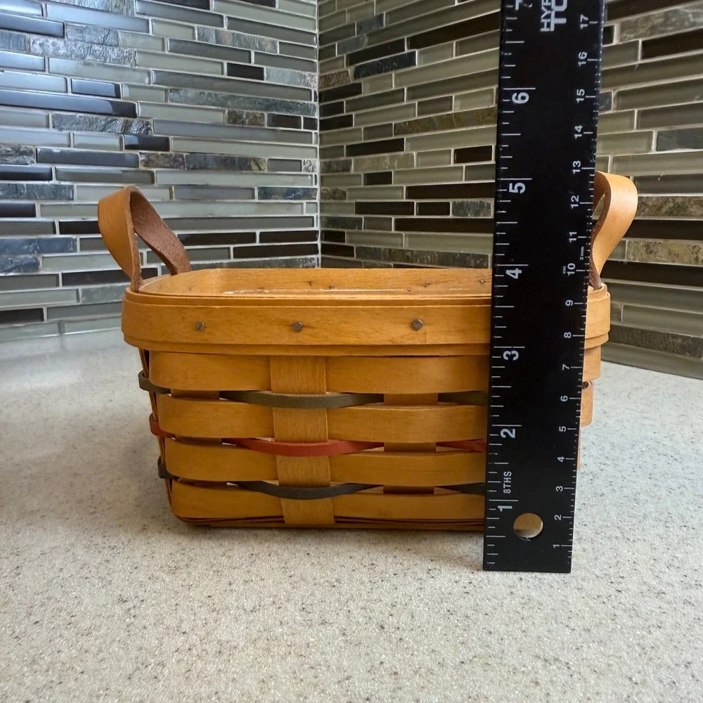 VTG Longaberger 1995 Handwoven Basket w/ Leather Handles & Plastic Liner 7
